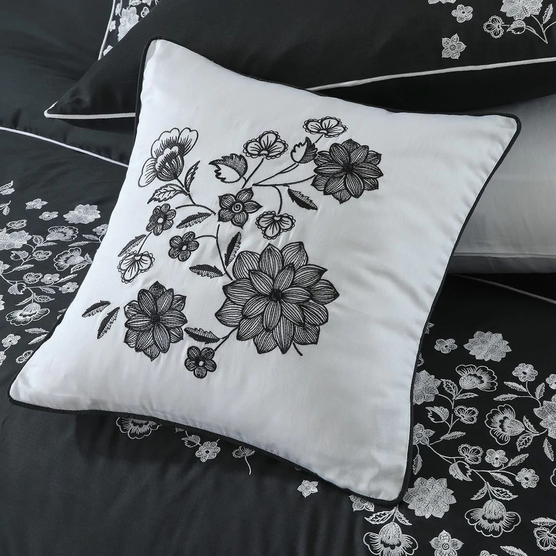 Luxury Embroidered Duvet Set - Black