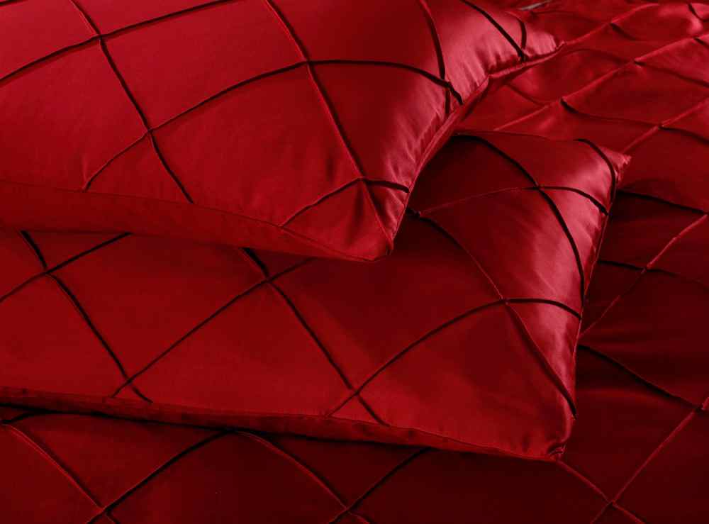 Exotic Embellish Cross Pleated Duvet Set - Red